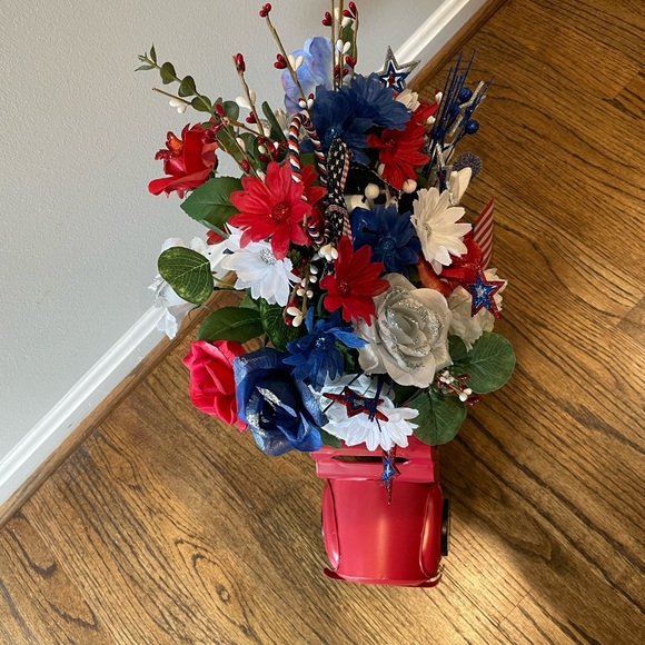 Metal Truck Décor RED can display all year around - Picture 5 of 5